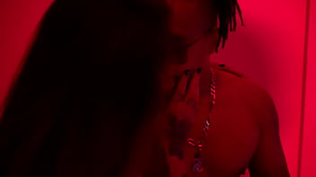 Quarto vermelho tatuada gostosa transando com negão dotado no quarto vermelho