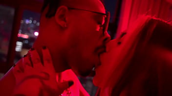 Quarto vermelho tatuada gostosa transando com negão dotado no quarto vermelho