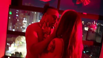 Quarto vermelho tatuada gostosa transando com negão dotado no quarto vermelho