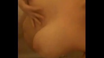 Tetona jugando en la ducha