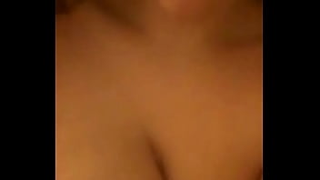 Tetona jugando en la ducha