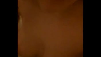 Tetona jugando en la ducha