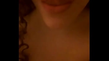 Tetona jugando en la ducha