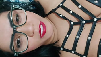 Professora mandou video pro aluno se masturbando e chupando um pau