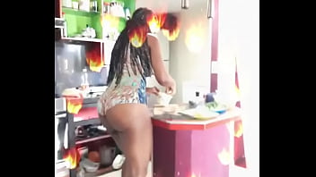 Fazendo almoço de shortinho curto