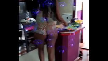 Fazendo almoço de shortinho curto