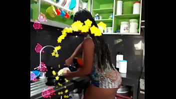 Fazendo almoço de shortinho curto