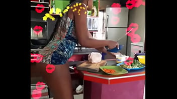 Fazendo almoço de shortinho curto