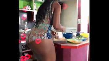 Fazendo almoço de shortinho curto