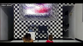 Garotas safadas rasgão suas roupas pra exitar um amigo que esta em visita