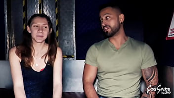 Oletsha blonde aux gros seins rejoind lola pour un trio fougueux