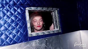 Oletsha blonde aux gros seins rejoind lola pour un trio fougueux