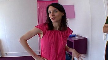 Elle adore sentir une belle bite entre ses jambes