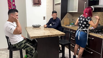 La esposa de mi amigo prueba mi salchicha al frente de su marido ntr