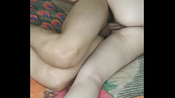 Mi prima esta bien arrecha y quiere que la follen mientras esta sola