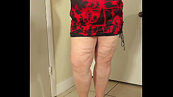 This is so amazingly gorgeous hot mature social media influencer in tight mini skirt and high heels dancing and twerking in video for live streaming