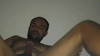 Vivi guedez brincado no celular