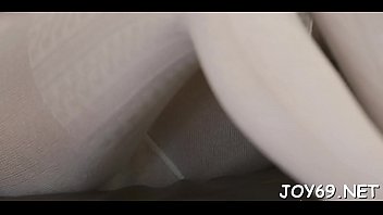 Solo hottie toys her pussy