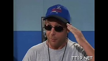 Babe shows off round wazoo