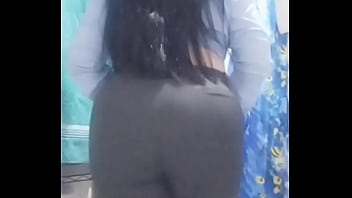 Secretaria culona mexicana se quita todo su uniforme en el cuatro de lavado del trabajo y muestra todos su culo gordo y sus ricos senos