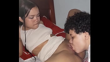 Encuentro a mi hermatrastra viendo porno le hago una apuesta y terminamos follando