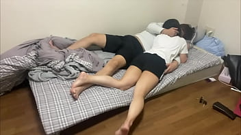 生◯前でムラムラしてきた彼女は僕の所にきてちんこを触りながら「今日シたい…」と言ってズボンを下げて極太チンコを。。