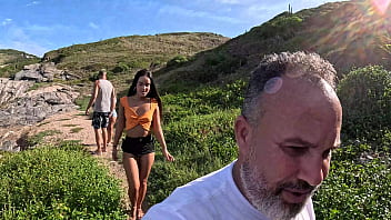 Meti a rola no pelo na novinha na beira da praia de búzios candy debby