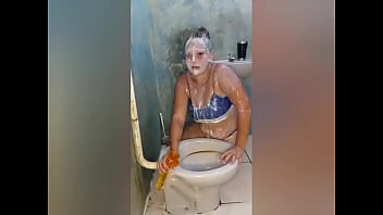 Vomitando de tesão com a rola de borracha enfiada no fundo da garganta