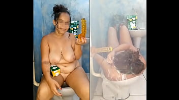 Vomitando de tesão com a rola de borracha enfiada no fundo da garganta