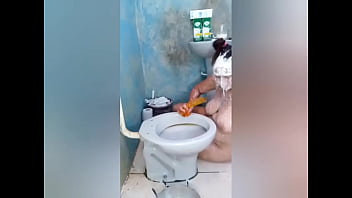 Vomitando de tesão com a rola de borracha enfiada no fundo da garganta