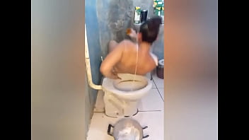Vomitando de tesão com a rola de borracha enfiada no fundo da garganta