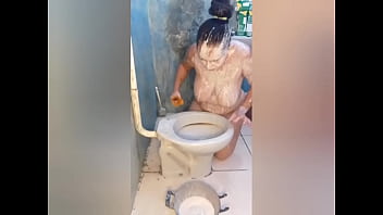Vomitando de tesão com a rola de borracha enfiada no fundo da garganta