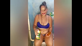 Vomitando de tesão com a rola de borracha enfiada no fundo da garganta