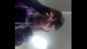 Metendo camisinha no nariz memo