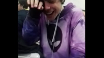 Metendo camisinha no nariz memo