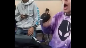 Metendo camisinha no nariz memo