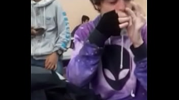 Metendo camisinha no nariz memo