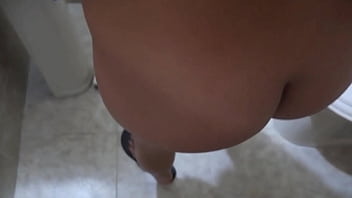 Empleada joven necesitada de dinero le vende el coño a su patron a cambio de unos billetes