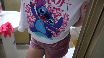 Empleada joven necesitada de dinero le vende el coño a su patron a cambio de unos billetes