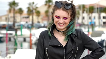 Trixy jeune et fougueuse veut une dp