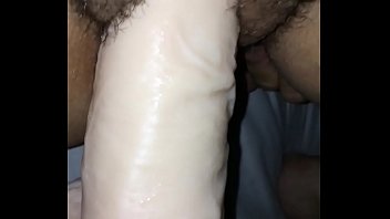 Vagina peluda y comilona de dildo