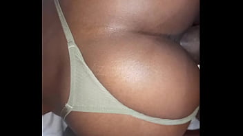 Dotado colocou a calcinha da putinha de lado e ela ficou se acabando no pau mz moods