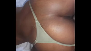 Dotado colocou a calcinha da putinha de lado e ela ficou se acabando no pau mz moods