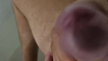 Arrapato in pubblico mostro il cazzo alle vicine sega rischiosa a casa della matrigna