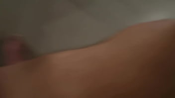 Arrapato in pubblico mostro il cazzo alle vicine sega rischiosa a casa della matrigna