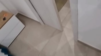 Arrapato in pubblico mostro il cazzo alle vicine sega rischiosa a casa della matrigna