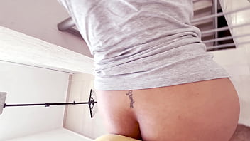 Rica follada en la escalera de casa nos descubren cogiendo que rico