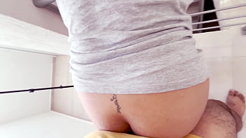 Rica follada en la escalera de casa nos descubren cogiendo que rico