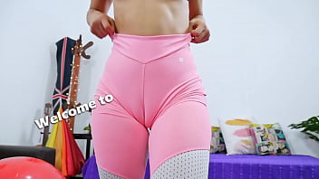 Amazing puffy pussy and hard round ass on this tight leggings babe