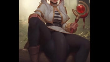 Hermosa chica de cabello blanco sentada en el bosque